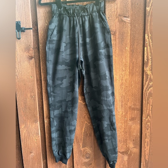 Lululemon Jogger- Size 2 - Picture 3 of 4